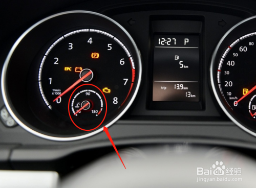 左下角的仪表为车辆的水箱温度表.