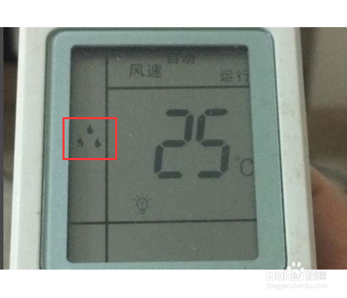 选择自动模式时空调能自动根据室内温度自己选择制冷或制热.