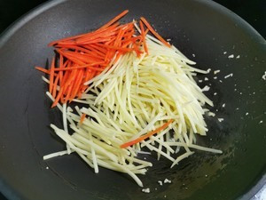 清炒土豆胡萝卜丝的做法详细教程(精品)