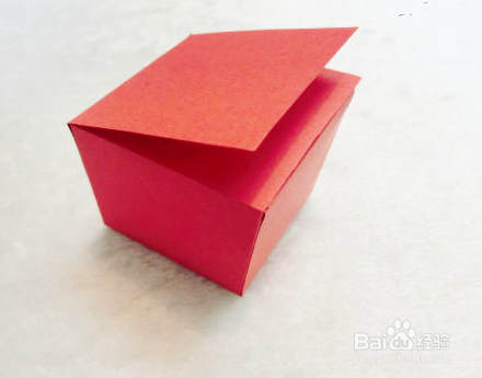 最中间的正方形为底部,把旁边四面依次粘贴起来,正方体纸盒已形成.