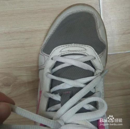 把两个套再打一个结,就成了一个蝴蝶结,鞋带就系好了.