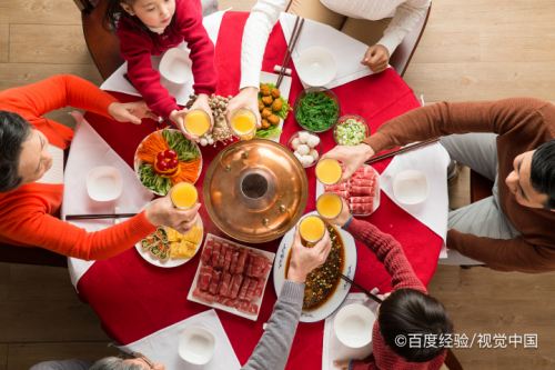 年夜饭上,全家福的拍摄,这是最重要的,体现出来一家人的团圆和谐幸福