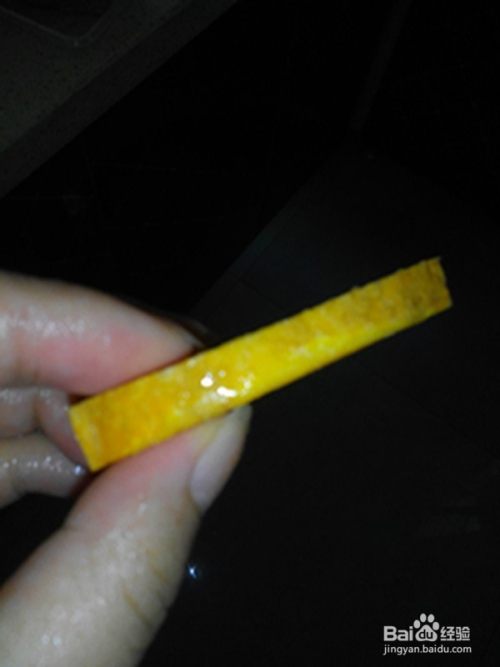 连皮一起,切成5毫米厚的片.