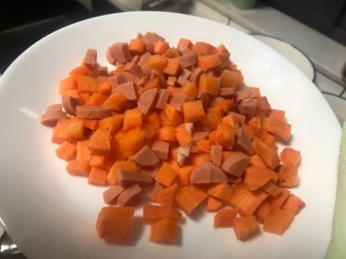 胡萝卜,火腿切丁,备用