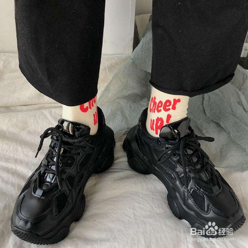 黑色运动鞋怎么搭配袜子