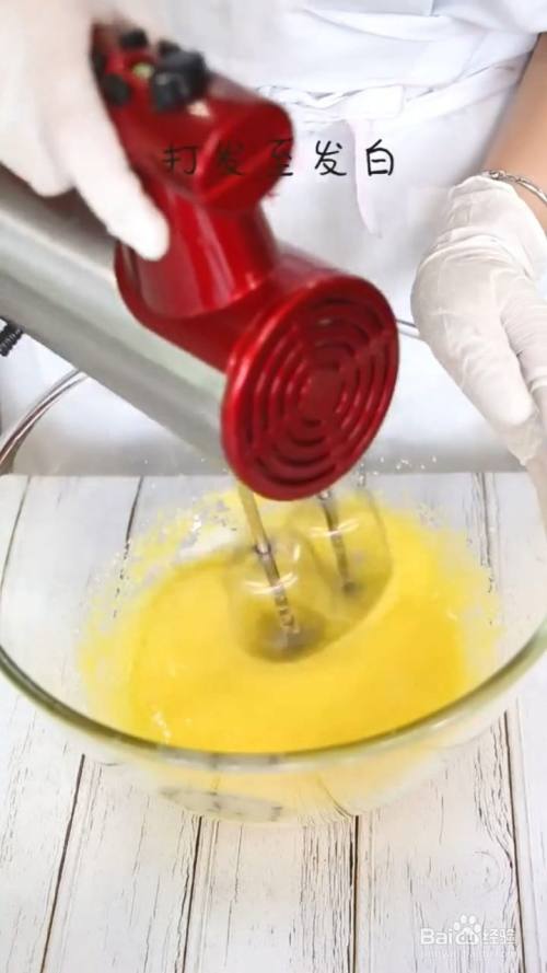 容器中放入蛋黄和全蛋,加入砂糖打发至发白.