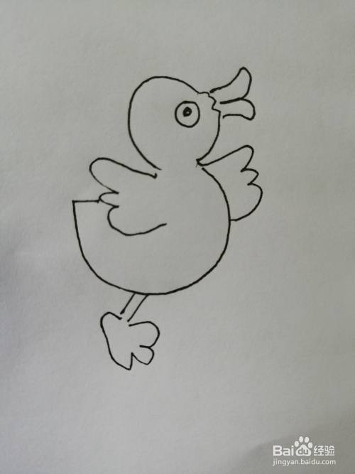 第六步,接着把可爱的小鸭子的一只脚画出来,画法比较简单.