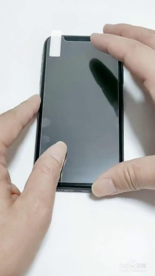 首先拿出钢化膜放在手机屏幕上,并找准贴膜位置.