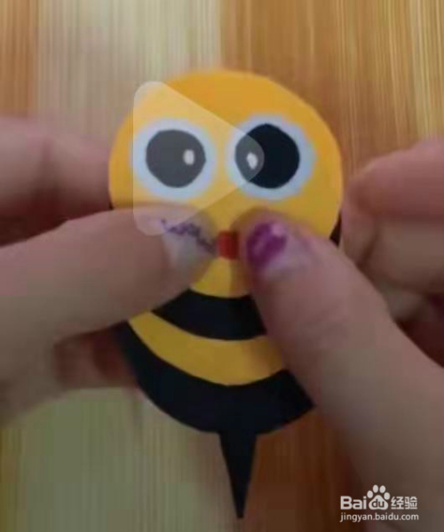 用彩纸怎么做小蜜蜂