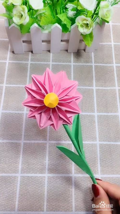 如何利用简单的卡纸,制作出一朵立体的花呢?