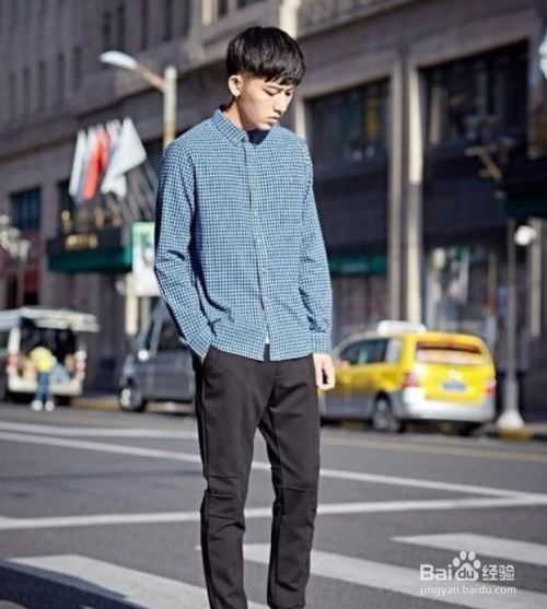 黑色运动裤,黑色运动裤是特别百搭的,搭配一件休闲风格的衬衫是非常