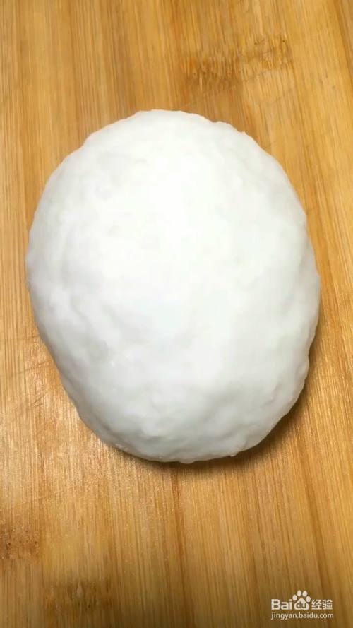 土豆淀粉加开水,揉成面团,然后擀成饼状,包上西红柿鸡蛋馅,再包成饺子