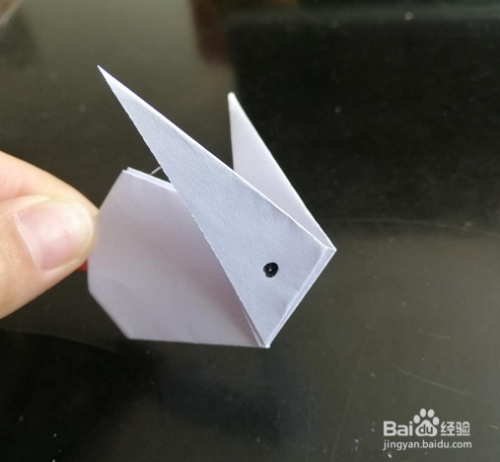 如何用纸折简单的小兔子