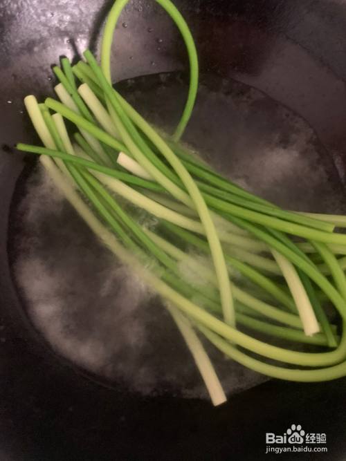 蒜苔去头尾焯水2分钟,水中滴几滴油加少许盐,可以保持颜色翠绿.