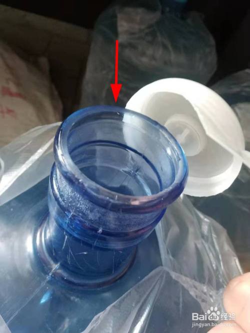如何打开桶装水的盖子