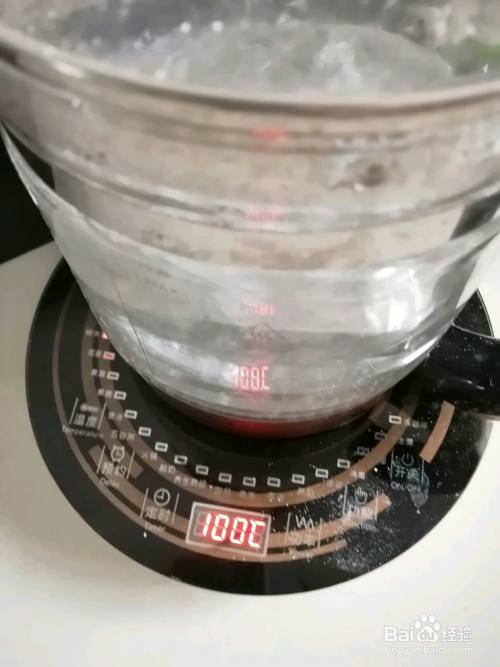 先烧一锅100度的开水,温水不可以哦,在烧水的时候可以顺便倒些糯米