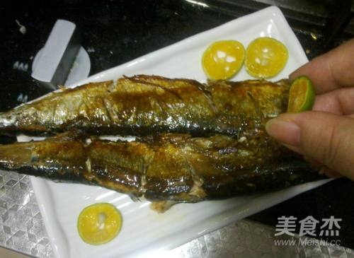 出锅后表面挤上少许青金桔汁.