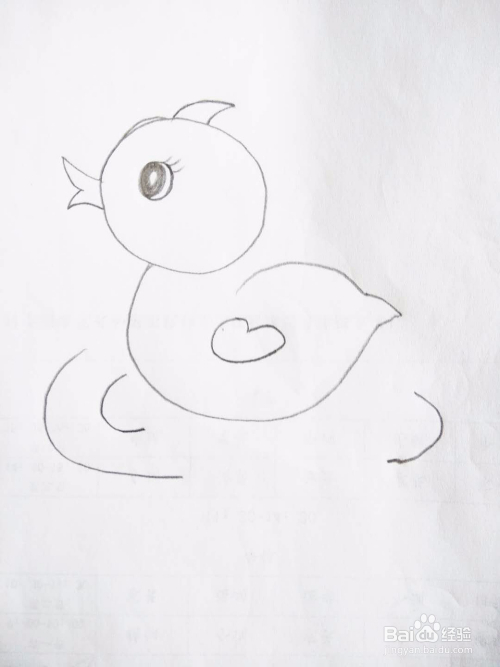 4 圆形上面画上小鸭子的一撮羽毛,小鸭子的头完成了.