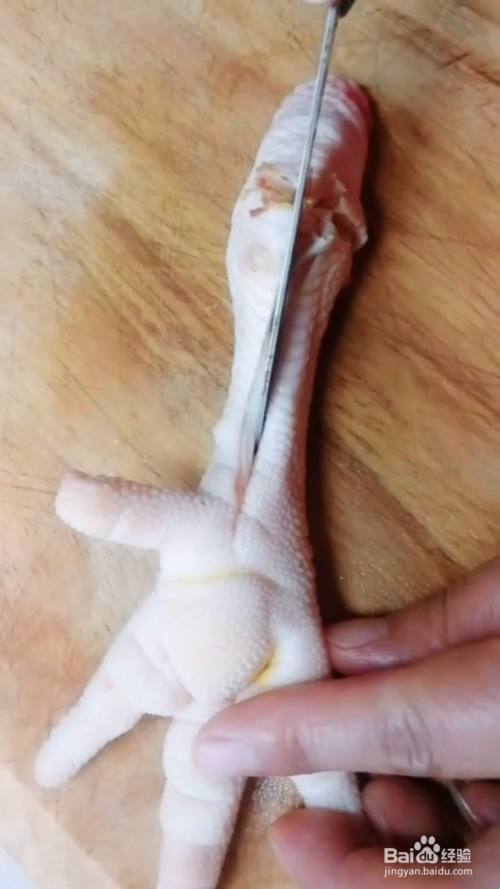 首先用菜刀在鸡爪的关节处横着划一刀,然后再竖着划一刀至掌心.