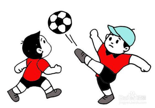 两个踢足球的小朋友简笔画