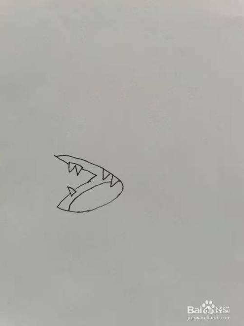 第一步,我们画圆陆鲨的嘴巴和牙齿.