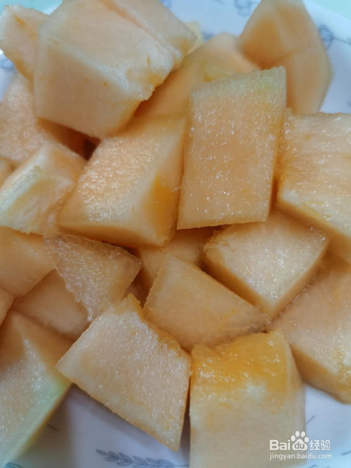 这样切下来的哈密瓜是一小块一小块的,用叉子叉着吃方便,也可以拿来