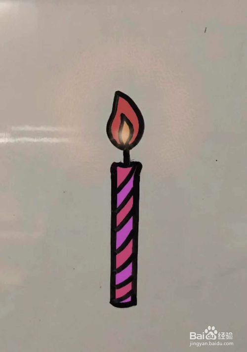 火焰比例就要画得大一点; 4 给蜡烛画上条纹图案; 5 最后涂上颜色