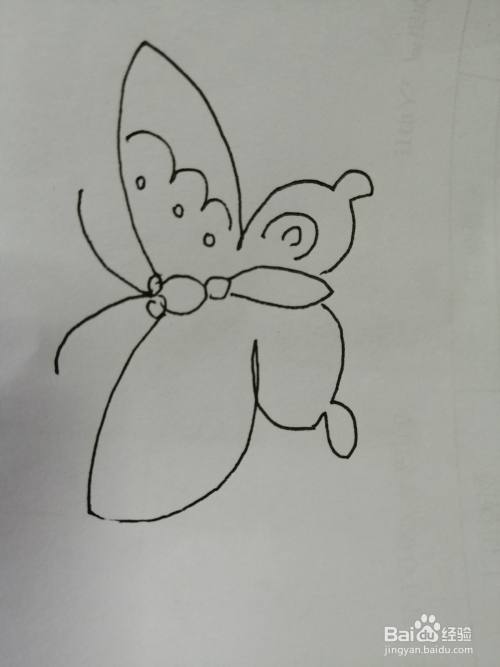 第六步,然后继续画出漂亮的小蝴蝶的下面的翅膀轮廓,画法也比较简单