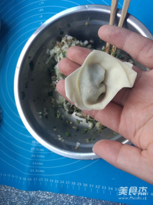 两头卷起来捏紧,一个小馄饨就做好了.
