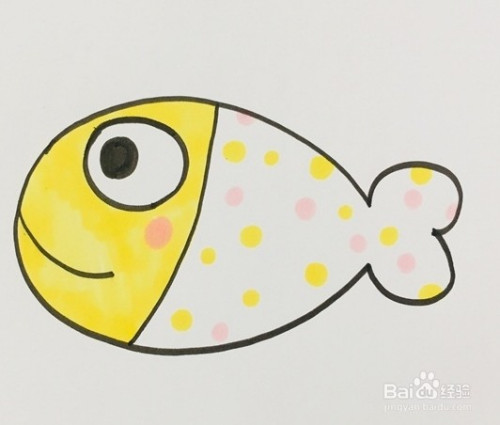 在鱼身体和尾巴上画出大大小小的浅粉色和浅黄色的圆形斑点,简单的