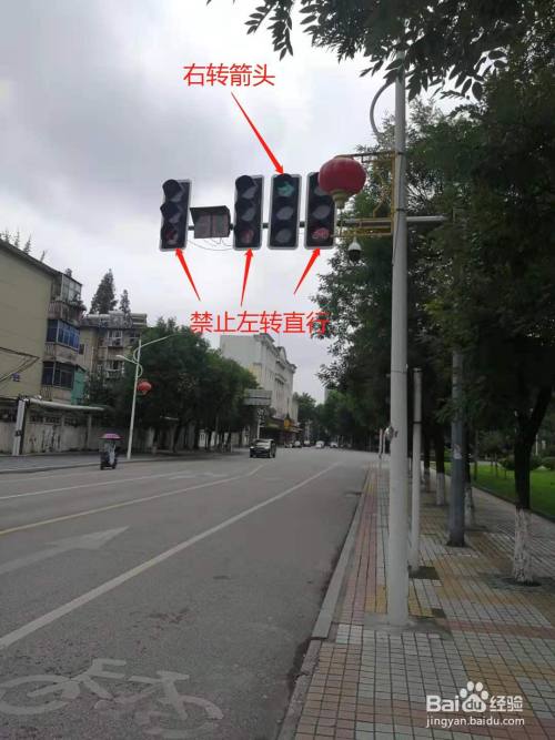 出现绿色的右转箭头指示,在相应的右转车道上的汽车,就可以开始向右