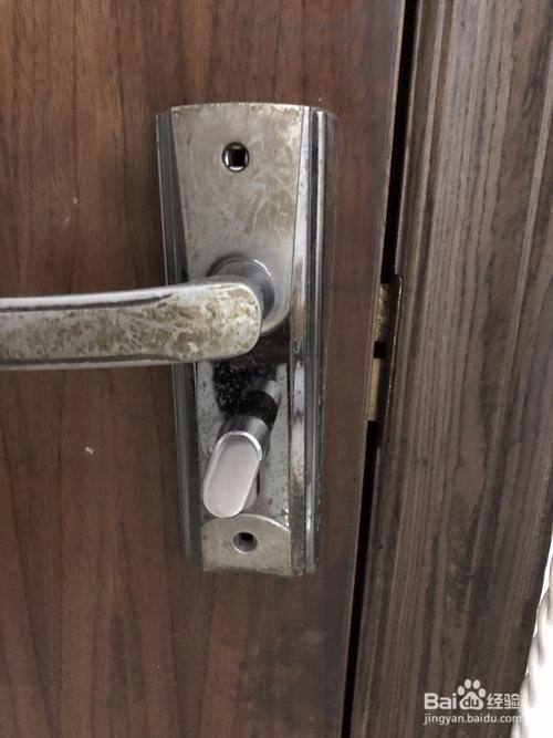 锁芯坏了被反锁在屋里怎么开锁
