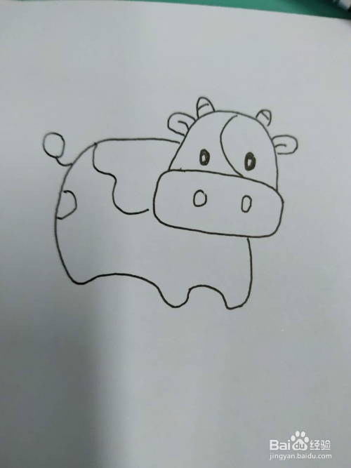 3 接着画上牛的身体,顺便把脚也一笔画进去,腿部可以短些,这样的小牛