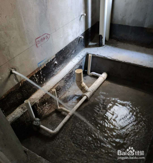毛坯房卫生间管道周边渗水维修