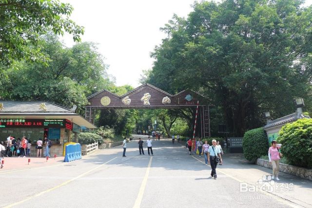 白云山座落于白云区,是一座很大的山,山上的景色很美,站在山顶上,你