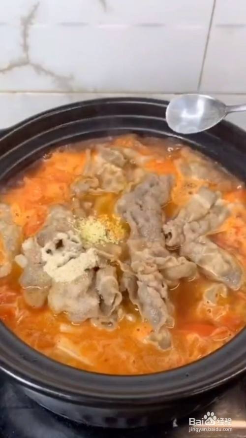 然后再倒入清水,放下金针菇和肥牛,加入食盐,鸡粉,胡椒粉等调味煮熟