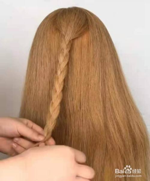 完成三股辫 将左右侧头发不停地编织即可完成.