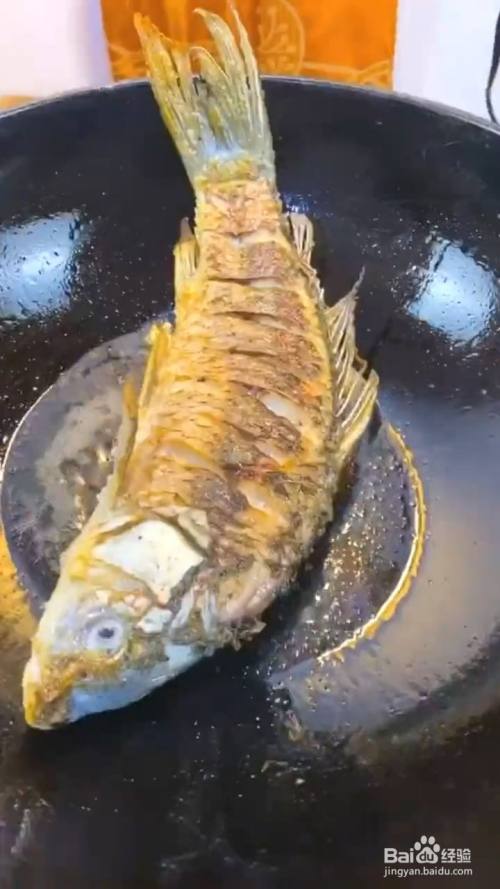 起锅烧油,油热,放入草鱼煎至两面金黄