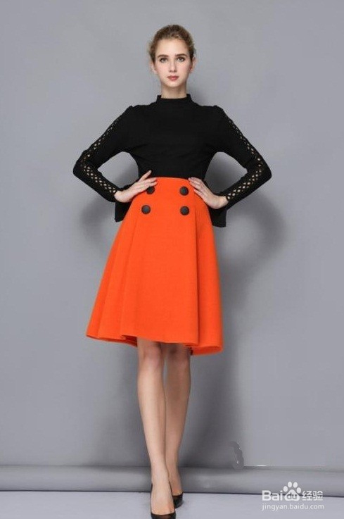 橙色裙子很显活泼和青春活力,配一件黑白条纹的背心,很适合度假拍照穿