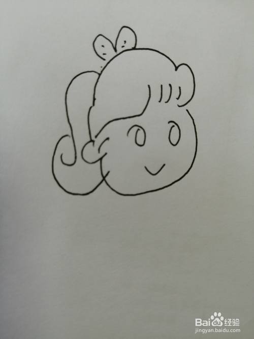 第四步,接着继续画出小女孩的长头发,小女孩头发画法也比较简单.