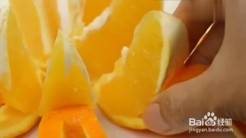 将橙子切成一块,一半肉与皮分开,在皮上切开,进行摆盘,变成五星级橙子
