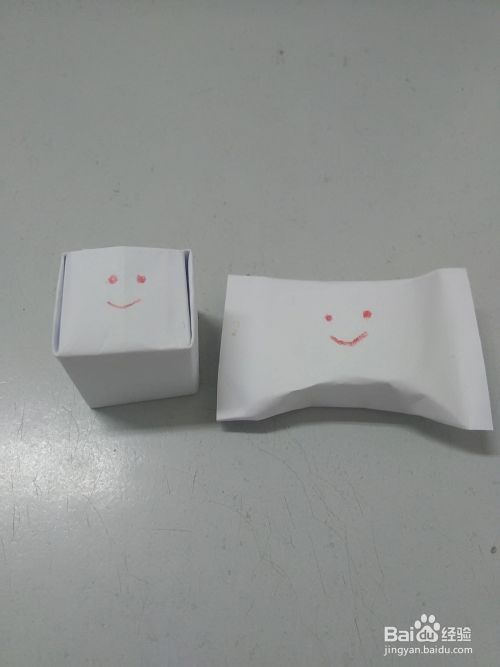 用正方形和长方形的纸做成盲盒和盲袋,装上小糖果,送给小朋友,特别