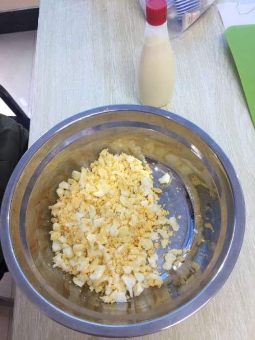 鸡蛋煮熟后,碾碎,加入丘比原味沙拉酱适量