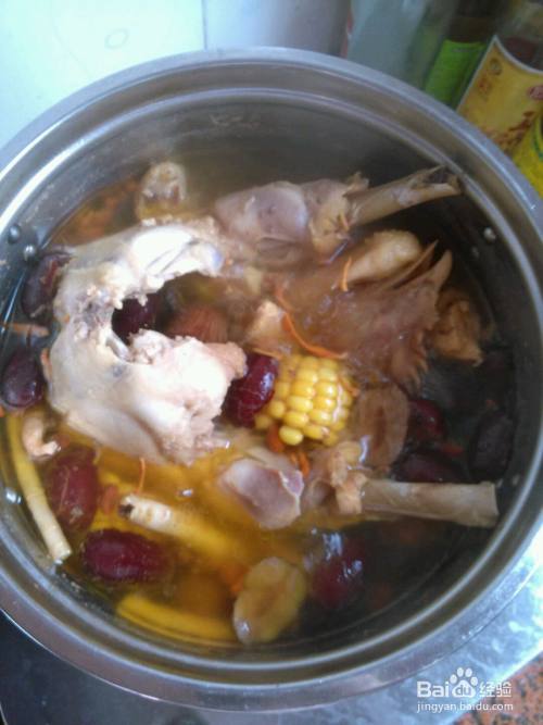 母鸡玉米老火汤的做法