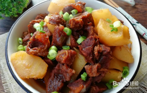 牛肉烧土豆的家常做法,好吃入味,颜色红亮,做法也简单,暖胃又好吃