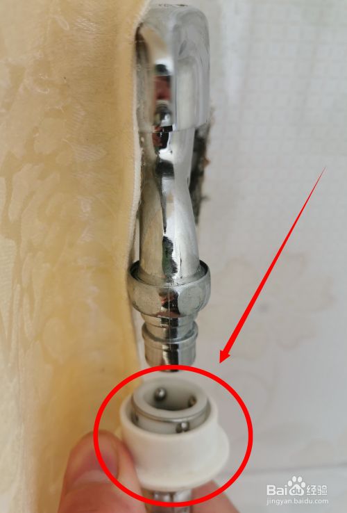 安装好水龙头后只需要将洗衣机进水管往下按就会弹出接口.