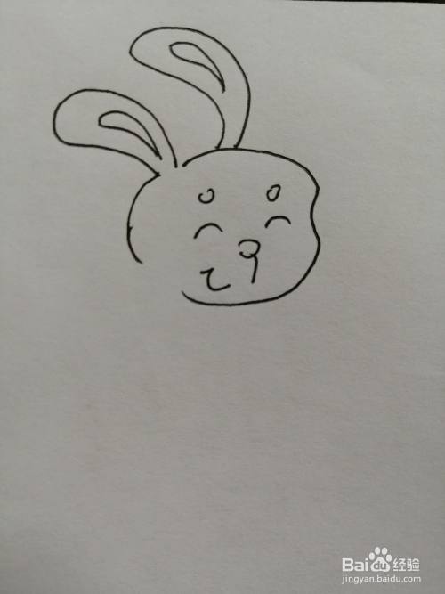 第三步,然后在可爱的小兔子的眼睛下面画出鼻子和微笑的小嘴巴,画法