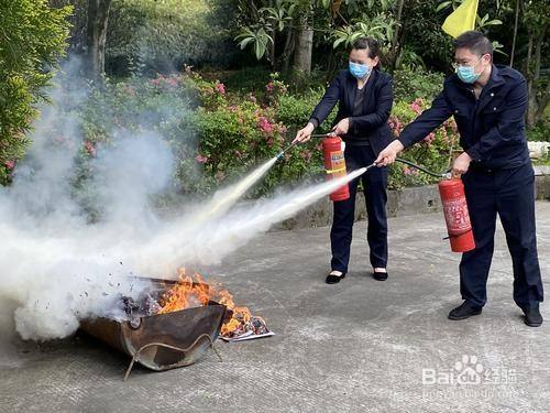 如何使用干粉灭火器扑救初期火灾