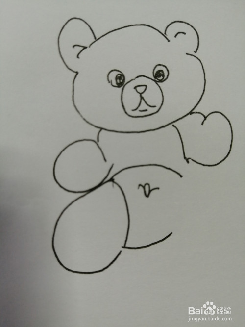第七步,接着我们在可爱的小熊的肚子左边画出一只脚,脚里面画出几个