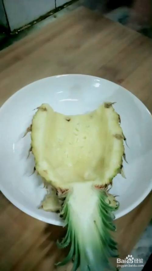 用水果刀将菠萝肉挖出来,将菠萝肉切成小块,将菠萝皮摆盘